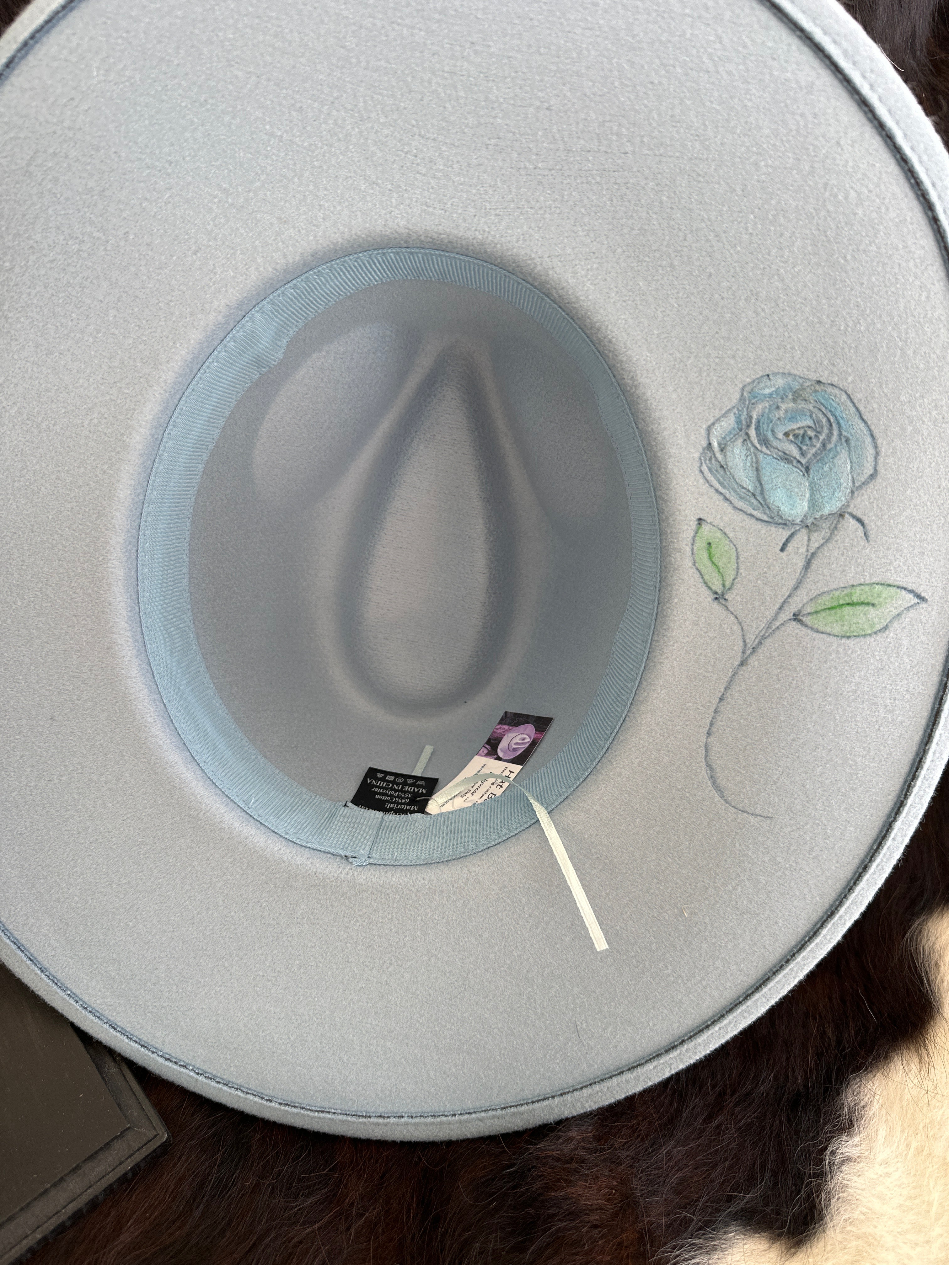 Baby blue rose garden, cowboy hat