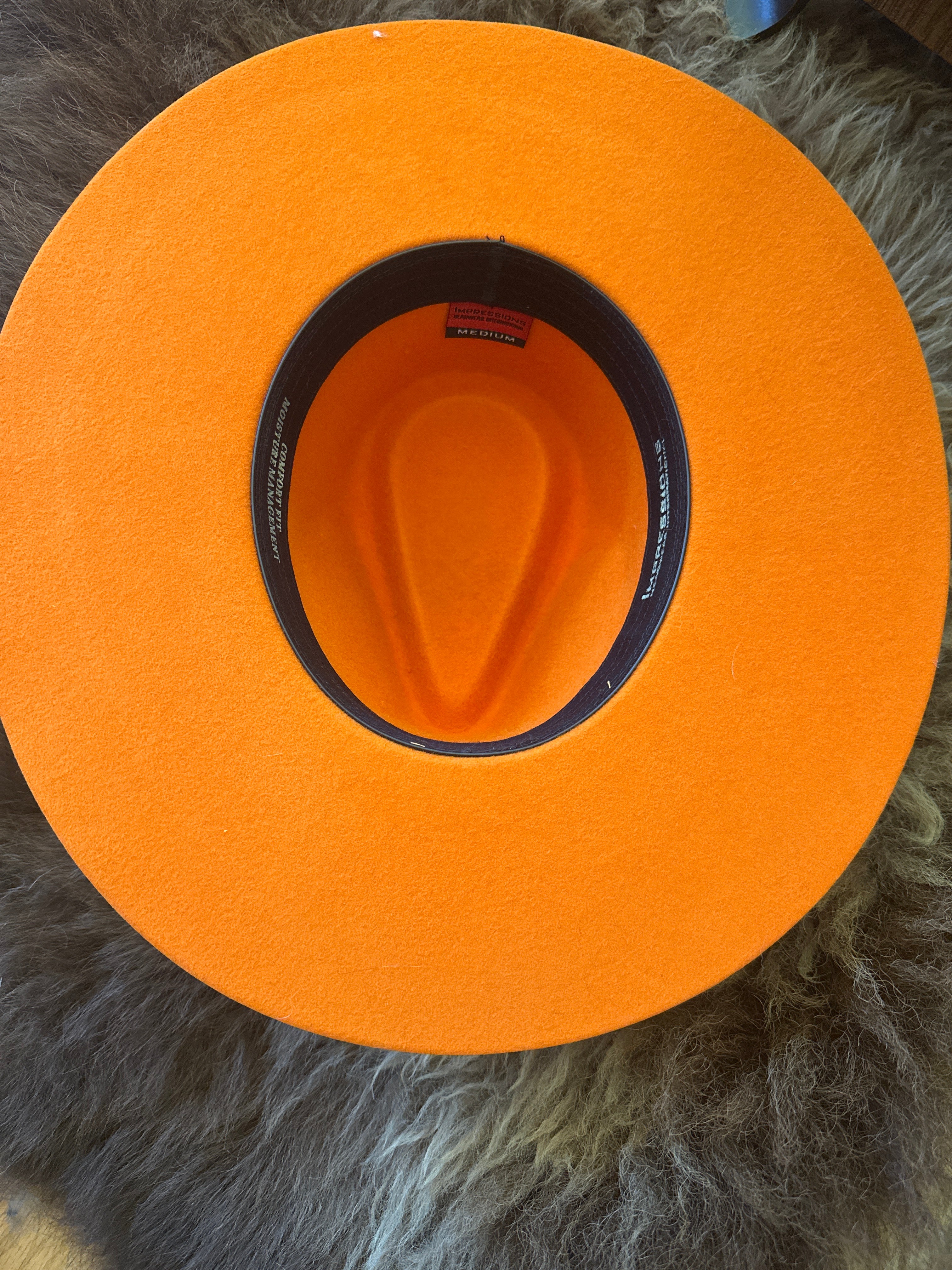 Wool hat with decoration