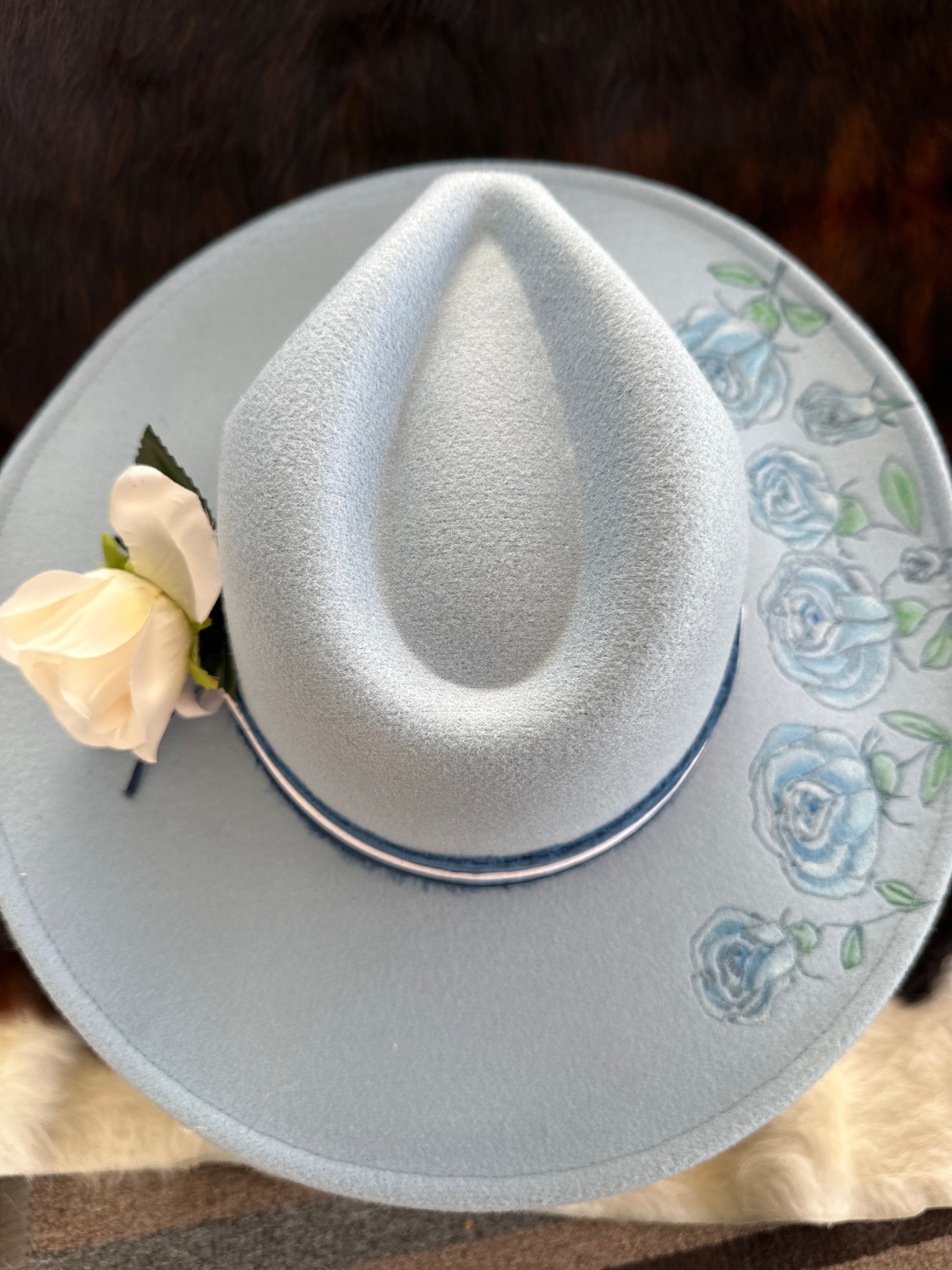 Baby blue rose garden, cowboy hat